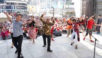 Acara ISF juga berhasil mengajak warga Toronto untuk menarikan Tari Maumere dan Tari Tor-Tor secara massal. Lebih dari 1.000 orang turut ambil bagian menarikan tari khas asal Flores dan Maluku tersebut. (dok. KJRI Toronto)