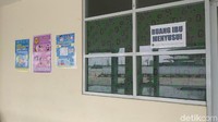 Bagi para penumpang yang merupakan seorang ibu, bisa memanfaatkan ruang laktasi atau ibu menyusui. Lokasinya ada di Blok C lantai 2. Tak jauh dari eskalator (Randy/detikcom)