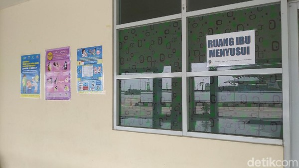 Bagi para penumpang yang merupakan seorang ibu, bisa memanfaatkan ruang laktasi atau ibu menyusui. Lokasinya ada di Blok C lantai 2. Tak jauh dari eskalator (Randy/detikcom) Bagi para penumpang yang merupakan seorang ibu, bisa memanfaatkan ruang laktasi atau ibu menyusui. Lokasinya ada di Blok C lantai 2. Tak jauh dari eskalator (Randy/detikcom)