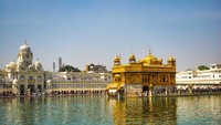 Setiap harinya ratusan ribu orang berkunjung ke Sikh Golden Temple untuk makan bersama. Semua makanan di sana gratis, tanpa memandang suku, ras, atau pun agama. Semua orang bisa makan di sana. Foto: Istimewa