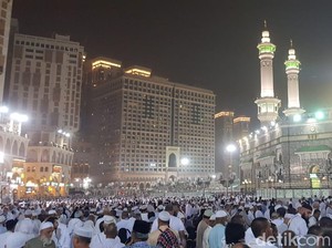 Subuh yang Panas di Pelataran Al Haram