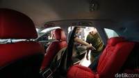 Sejumlah pekerja sedang menyelesaikan modifikasi interior mobil di Classic Car Interior.