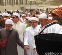 Habib Rizieq di pemakaman Mbah Moen