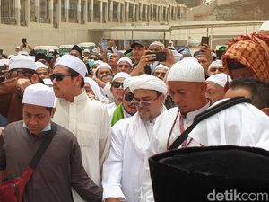 Cerita Habib Rizieq Tunggu Jenazah Mbah Moen di Liang Lahad yang Salah