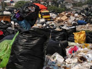 Endapan Sampah Puluhan Tahun di Gresik Diangkat