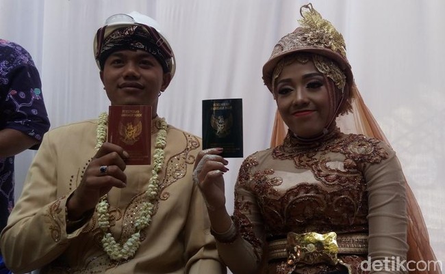 Melalui sambungan via telpon dengan Wolipop Jumat (9/8/2019), Nita sang mempelai wanita menceritakan soal pernikahan uniknya dengan Subandriyo. Nita awalnya menceritakan bagaimana dirinya mengenal suaminya. Keduanya bertemu berkat sebuah biro jodoh bernama Golek Garwo. Foto: Eko Susanto/detikcom