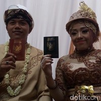 Melalui sambungan via telpon dengan Wolipop Jumat (9/8/2019), Nita sang mempelai wanita menceritakan soal pernikahan uniknya dengan Subandriyo. Nita awalnya menceritakan bagaimana dirinya mengenal suaminya. Keduanya bertemu berkat sebuah biro jodoh bernama Golek Garwo. Foto: Eko Susanto/detikcom