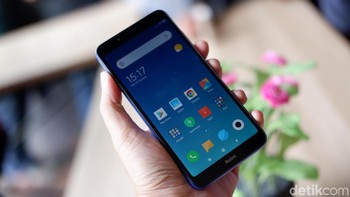 Layar sendiri menggunakan panel IPS LCD. Memiliki ukiran 5,45 inch dengan resolusi HD+ dan aspek rasio 18:9. Foto: Adi Fida Rahman/detikINET