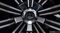 Sistem listrik yang diselipkan dikatakan akan sama seperti yang sudah diadopsi Toyota. Dan dikatakan mobil ini akan mulai dijual pada 2025. Foto: Ilustrasi logo Lexus/Ari Saputra.