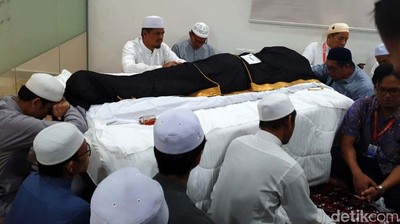 Potret Jenazah Mbah Moen Disemayamkan di Dakker Mekah