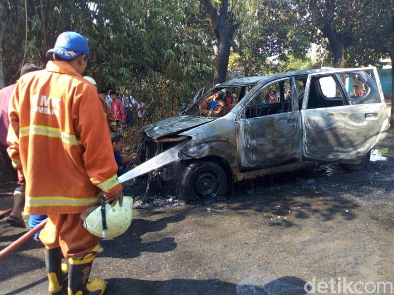 Mobil Terbakar. Foto: Enggran Eko Budianto Mobil Terbakar. Foto: Enggran Eko Budianto