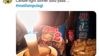 Banyak juga yang memanfaatkan momen mati listrik untuk candle light dinner. Meski menunya ie instan pakai kerupuk saja tapi sensasinya lebih romantis pasti nih.  Foto: twitter