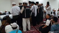 Sejumlah jemaah sudah mensalatkannya di sini.