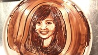 Ia melakukannya hanya dengan sentuhan jarinya. Cokelat diletakkan dipiring kemudian diputar dan jarinya mulai membentuk karakter yang dipesan oleh pelanggan seperti ini. Foto: Instagram @Norico0807