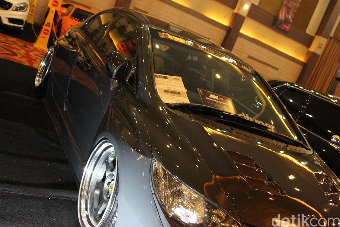 Rombak Honda Civic Lebih Gendut dan Berisi