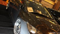 Berbagai ornamen di segala lini juga telah mendapat sentuhan karbon mulai dari kap mesin, spion, bagasi, duck tail, handle pintu, sideskirt hingga diffuser.