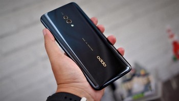 Bagian belakang dibuat seperti kaca dengan gradasi warna. Foto: Adi Fida Rahman/detikINET