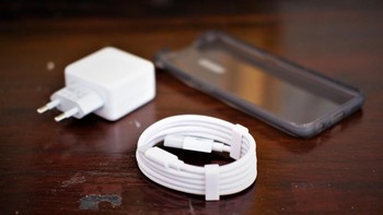 Dibekali charger, kabel data dan case silicon transparan. Foto: Adi Fida Rahman/detikINET