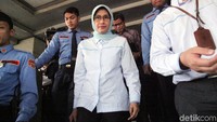 Plt Dirut PLN Sripeni Inten Cahyani meninggalkan gedung DPR usai bertemu dengan Komisi VII DPR untuk membahas mengenai insiden pemadaman listrik massal yang terjadi di wilayah Jakarta, Jawa Barat, dan Banten, pada Minggu (4/8/2019).