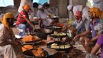 Melihat Sibuknya Aktivitas Dapur Makanan Gratis Terbesar di Dunia