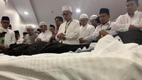 Umat muslim melakukan sholat jenazah di depan jenazah KH Maimun Zubair (Mbah Moen) saat disemayamkan di Kantor Urusan Haji Daker Syisyah, Mekkah, Selasa (6/8/2019). ANTARA/Hanni Sofia.