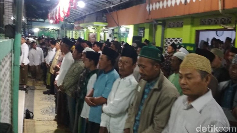 Ribuan Warga Salat Gaib di Kediaman Mbah Moen di Rembang Ribuan Warga Salat Gaib di Kediaman Mbah Moen di Rembang