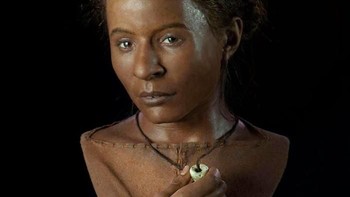 “Wajah manusia adalah motif yang selalu menarik. Semua wajah yang kurekonstruksi menarik. Mereka semua adalah individu,” kata Nilsson. Ini adalah wajah seorang wanita dari masa ribuan tahun silam yang meninggal di usia 20 tahun. Ia tinggal di Brighton di mana pada masanya, orang yang tinggal di sana tidak berkulit putih. Foto: Bored Panda