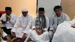 Momen Zulkifli Hasan Salatkan Jenazah Mbah Moen