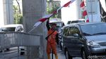 Pasukan Oranye Merah Putihkan Jalan Fatmawati Sambut HUT RI