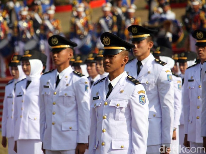 Wakil Presiden Jusuf Kalla (JK) melantik 744 pamong praja muda IPDN. Pelantikan itu diselenggarakan di Lapangan IPDN, Jatinangor, Jabar, hari ini.