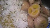 Kasihan, gara-gara dapurnya gelap, harusnya ambil sayur eh malah ambil kolak. Wah makan nasi pakai kolak gimana rasanya nih? Foto: twitter