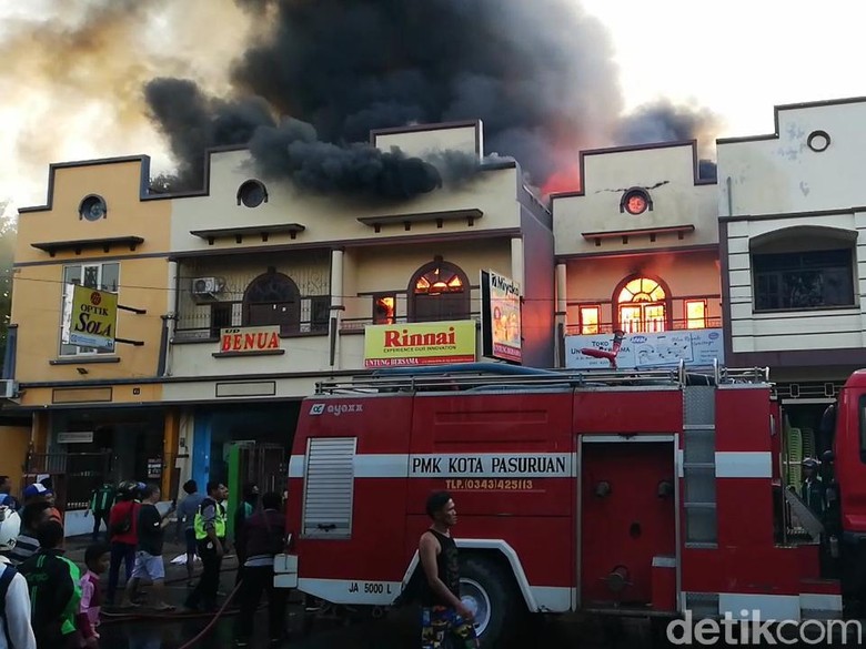 Air Macet Saat Api Lalap Ruko di Pasuruan, Warga: PMK Tak Profesional Air Macet Saat Api Lalap Ruko di Pasuruan, Warga: PMK Tak Profesional
