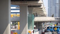 Sejumlah pekerja tengah mengerjakan pembangunan LRT Cawang-Dukuh Atas di Jalan Gatot Subroto, Jakarta, Selasa (6/8/2019).