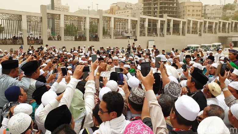 Kata PBNU soal Tuduhan Habib Rizieq Serobot Doa di Makam Mbah Moen Kata PBNU soal Tuduhan Habib Rizieq Serobot Doa di Makam Mbah Moen
