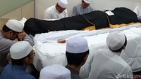 Sejumlah jemaah terlihat menangis.