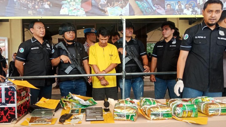 Pengedar Narkoba Ditangkap di Jakut, 10 Kg Sabu Diamankan Pengedar Narkoba Ditangkap di Jakut, 10 Kg Sabu Diamankan