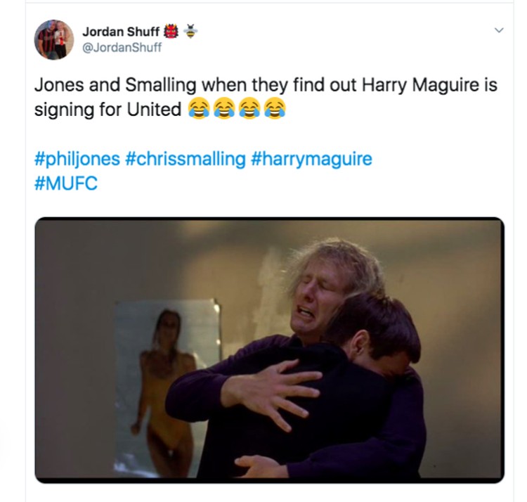 Jones dan Smalling berpelukan sambil menangis mendengar kedatangan Maguire....