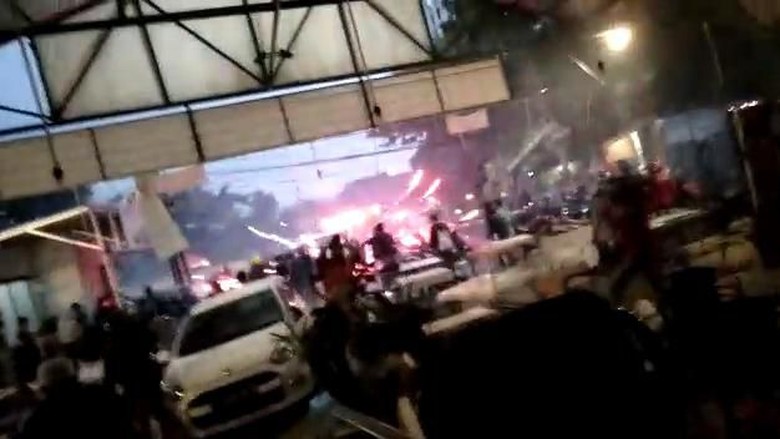 Polisi Evakuasi Suporter PSM dari Kafe yang Diserang di Tebet Polisi Evakuasi Suporter PSM dari Kafe yang Diserang di Tebet