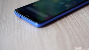 Sisi kanan terdapat port SIM Card. Foto: Adi Fida Rahman/detikINET