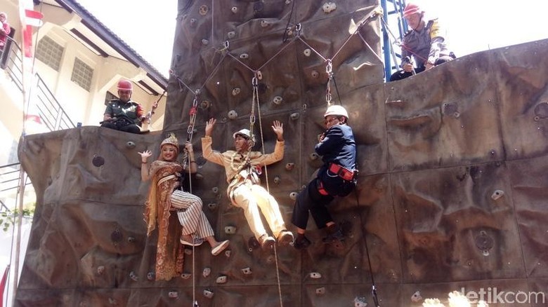 Uniknya Pasangan Nikah Bareng di Magelang, Ada yang Sambil Climbing! Uniknya Pasangan Nikah Bareng di Magelang, Ada yang Sambil Climbing!