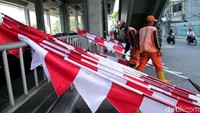 Sejumlah petugas PPSU nampak sibuk memasang bendera merah putih di sepanjang Jalan Fatmawati, Jakarta, Selasa (6/8/2019).