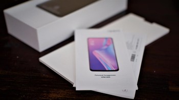 Ada buku petunjuk dan kartu garansi. Foto: Adi Fida Rahman/detikINET