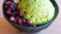 Dijamin puas dan kenyang. Dessert bowl ini isinya es krim matcha, kacang azuki rebus dan motchi matcha isi ogura. Foto : Instagram @udonkitanoya
