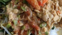 Kuah santan yang agak kental dengan rasa pedas gurih jadi ciri khas sambal tumpang. Biasanya bisa ditambah cabai rawit rebus jika kirang pedas. Foto : Instagram @foody_florensia