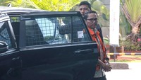 Budi Hartono yang juga menjadi tersangka dalam kasus suap izin reklamasi di Kepulauan Riau tersebut nampak keluar dari mobil dengan mengenakan rompi oranye KPK.