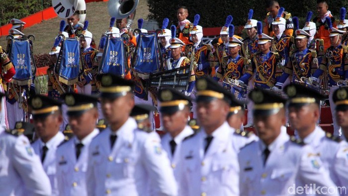 Wakil Presiden Jusuf Kalla (JK) melantik 744 pamong praja muda IPDN. Pelantikan itu diselenggarakan di Lapangan IPDN, Jatinangor, Jabar, hari ini.