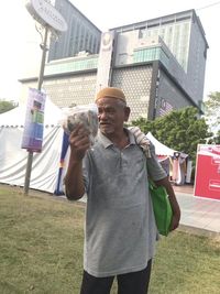 Pria Ini Tempuh Jarak 100 Km Jual Ikan Asin Demi Isterinya