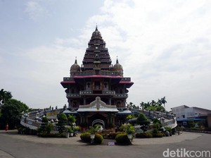 Mungkin Cuma di Indonesia, Gereja Berbentuk Kuil Hindu