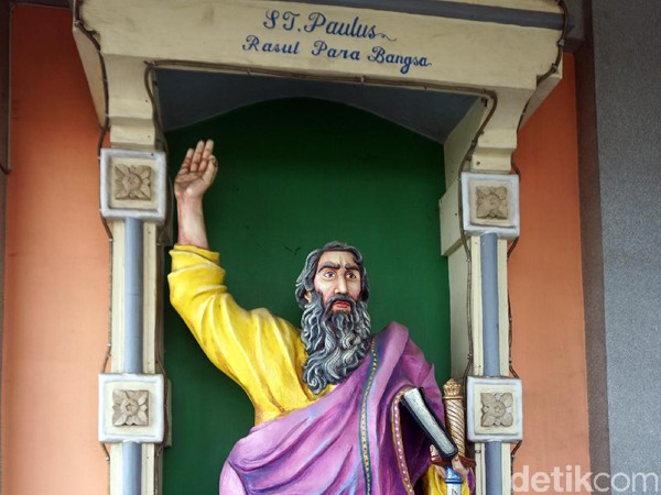 Selain bentuknya yang seperti kuil Hindu, ada juga patung Yesus dan murid-muridnya yang menjadi ornamen penghias. Seperti contohnya Patung Santo Paulus. (Wahyu Setyo/detikcom) Selain bentuknya yang seperti kuil Hindu, ada juga patung Yesus dan murid-muridnya yang menjadi ornamen penghias. Seperti contohnya Patung Santo Paulus. (Wahyu Setyo/detikcom)