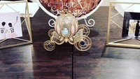 Biasanya ia mengerjakan karyanya kalau tidak di acara yang mengundangnya, ia membuatnya di ruang tamu rumahnya. Foto: Instagram @Norico0807